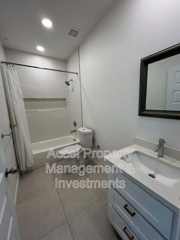 Building Photo - 209 N 28th St