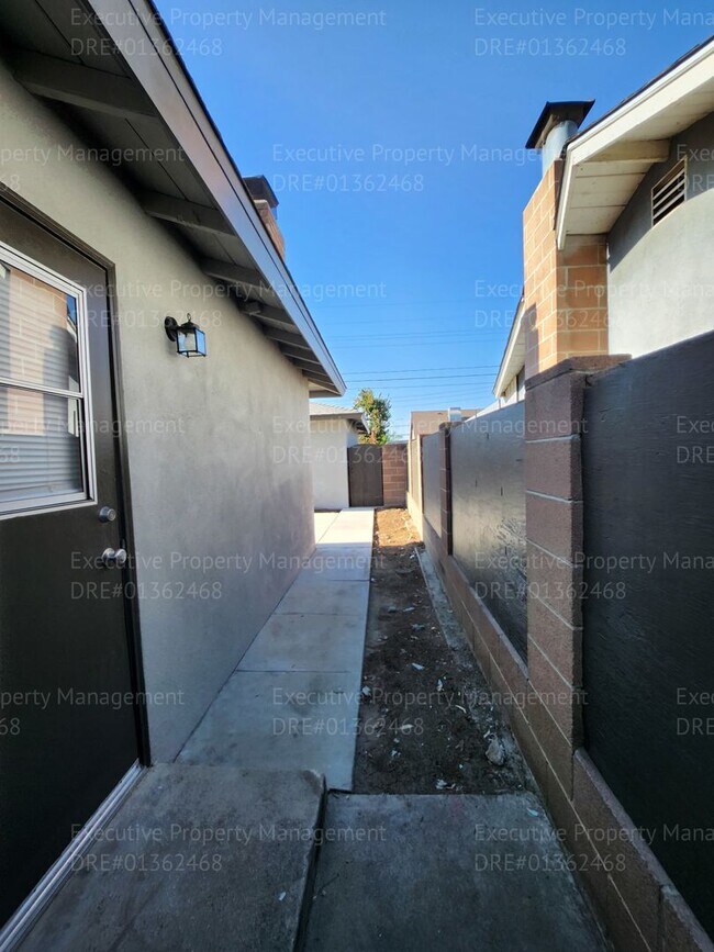 Building Photo - 3 bedroom/ 2 bathroom home located near th...
