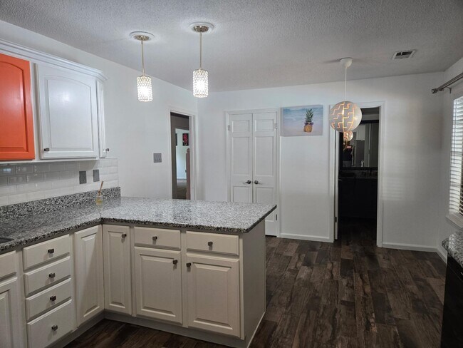 Building Photo - 8028 Bandye Ln