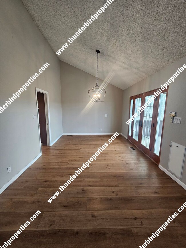 Building Photo - Great 3 bedroom with an office