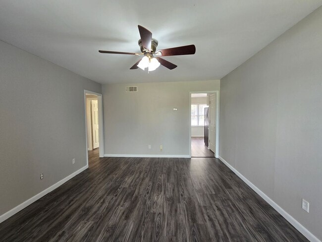 Building Photo - 3 bed 1 bath in Tecumseh!