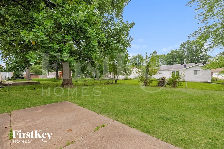 Building Photo - 733 Watersedge Dr