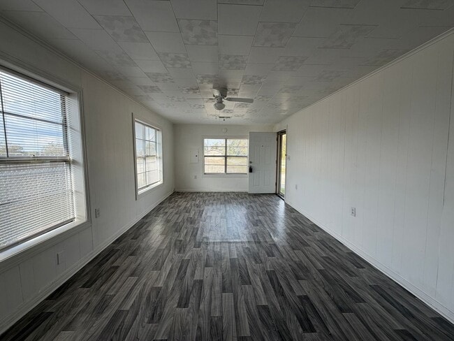 Building Photo - Spacious yard-3/2 available now!