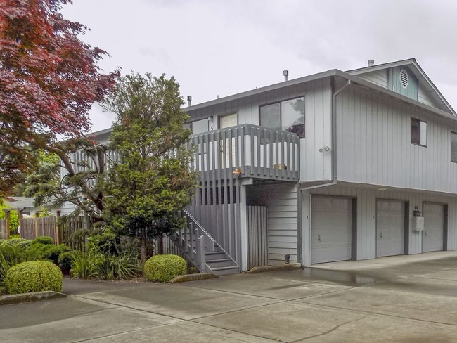 Building Photo - Chinook Garden Court