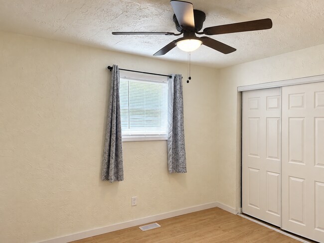 Building Photo - Fairview Heights Gem!