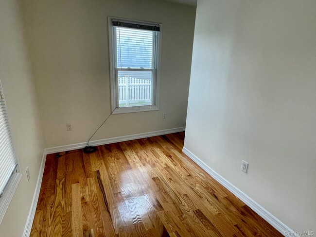 Building Photo - 105 Burtis St