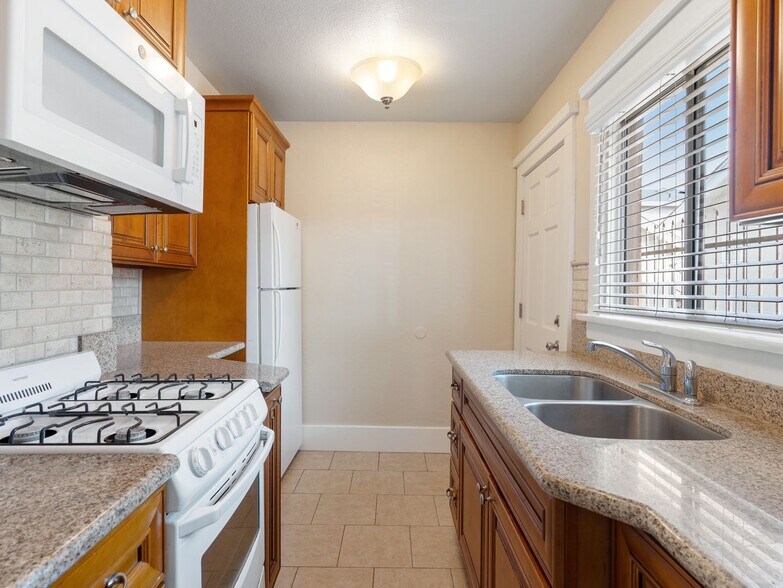 Building Photo - 1460 Gaviota Ave