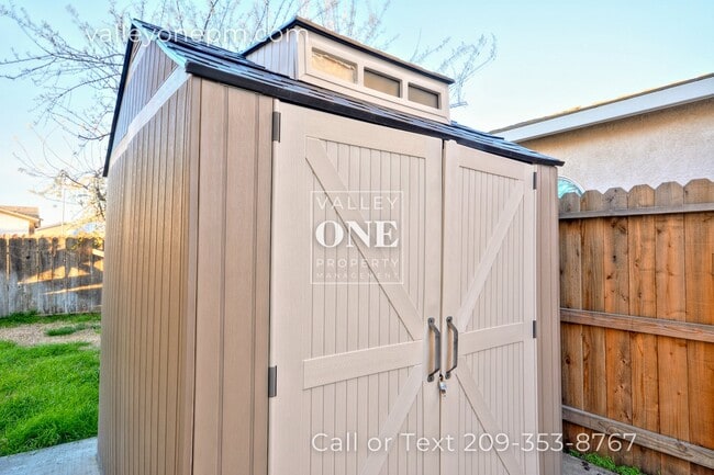 Building Photo - Charming 4 bedroom, 2 bath single story ho...