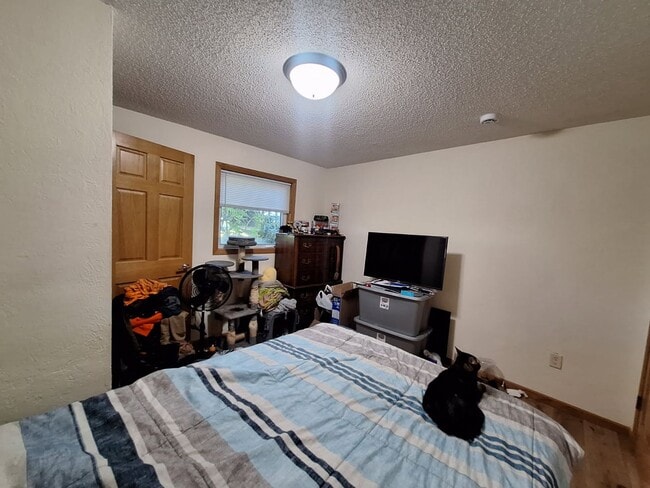 Building Photo - Spacious 2 Bedroom - AVAILABLE SEPTEMBER!