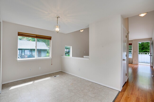 Building Photo - 9018 2nd Ave S, Seattle, WA 98108 $2,500 P...