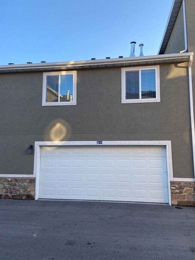 Building Photo - Amazing 2 Story Townhome in Vineyard w/ at...