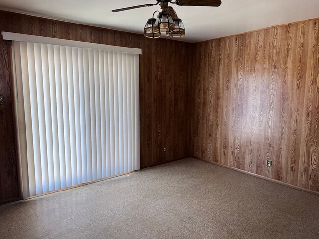 Building Photo - Nice Nob Hill Location with 3 Bedrooms