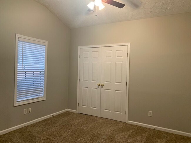 Building Photo - Charming 3 BR / 2 BATH Ranch!!