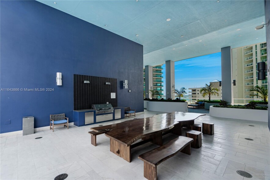 Building Photo - 1300 Brickell Bay Dr