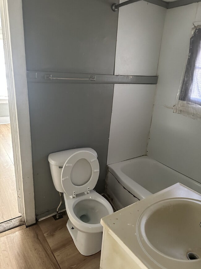 Building Photo - 2 bed 1 bath - Welcome to 409 Campbell Street