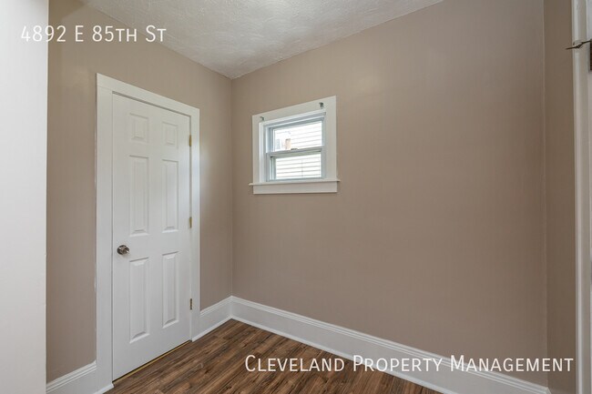 Building Photo - Wonderfully Renovated Colonial