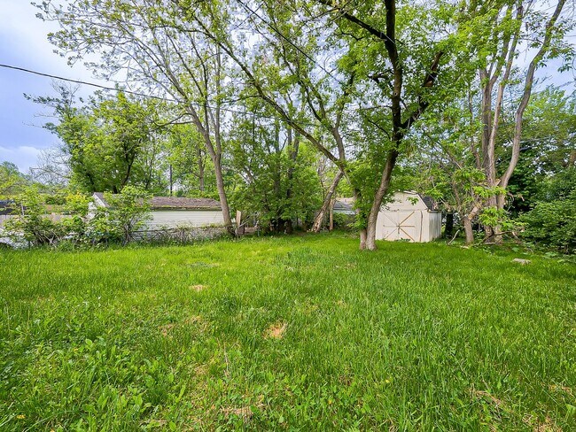 Building Photo - Charming 3BR Home Available Now in Pontiac!