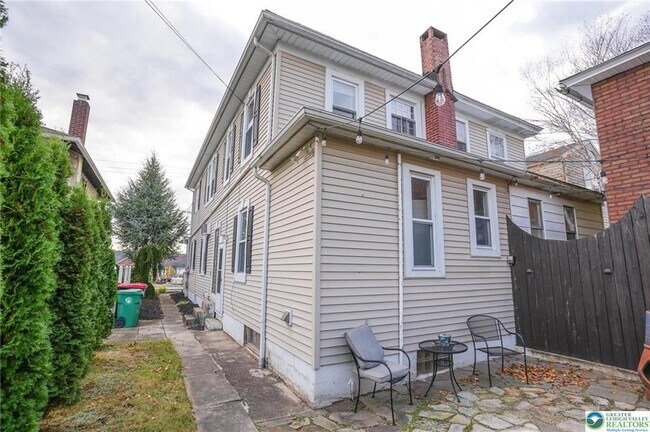 Building Photo - 628 Coal St