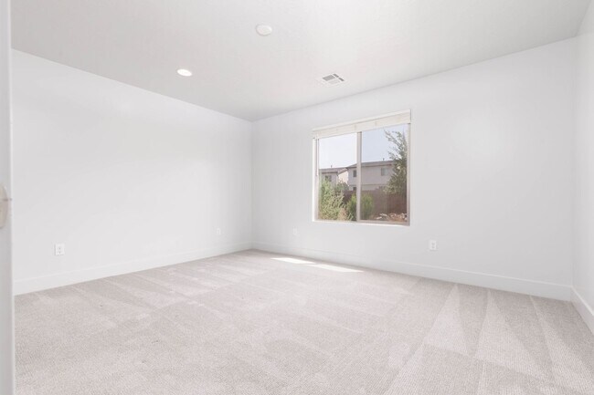 Building Photo - 4 bed | 2.5 bath | 2 car in Desert Canyons