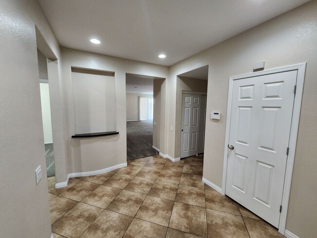 Building Photo - Spacious 3Bed/2Bath/2Car home nestled in the desirable Anthem Highlands Community- $500 Off Move ...