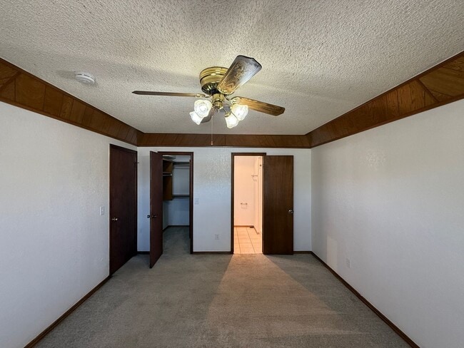 Building Photo - Welcome to this charming 3 bedroom, 2 bath...