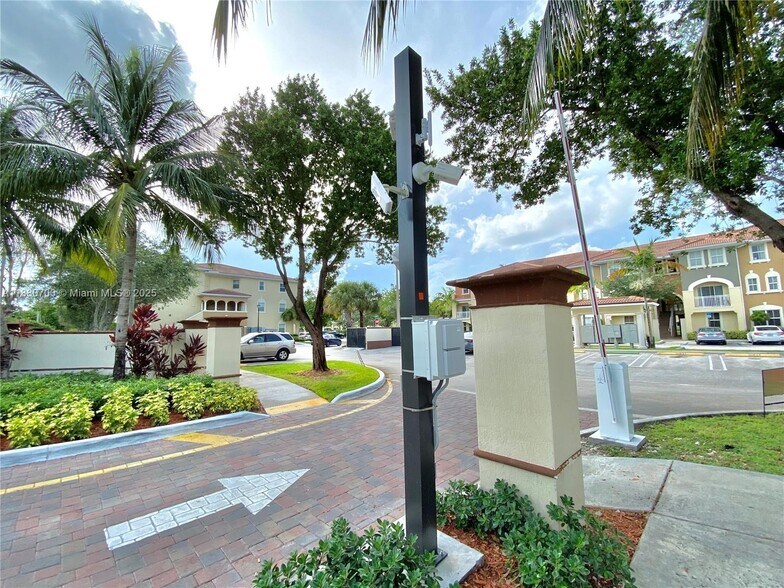 Building Photo - 10870 NW 88th Ter