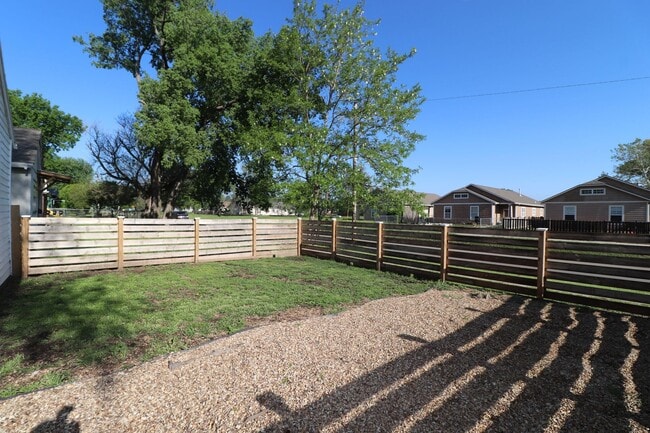 Building Photo - Updated Duplex for Rent
