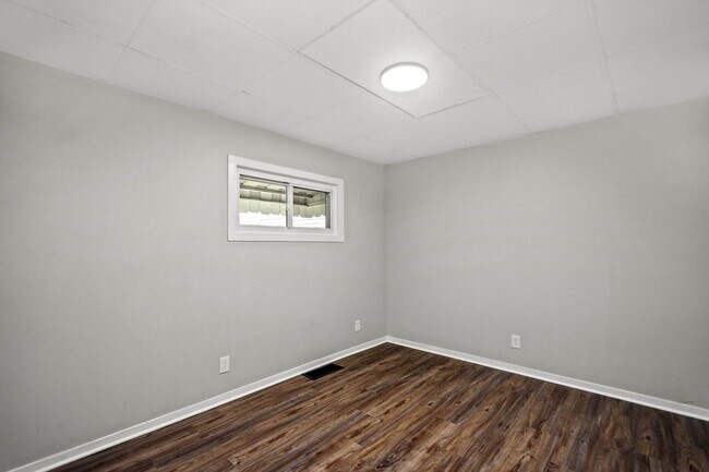 Building Photo - Beautiful 3 bedroom home in Munhall available November 1!