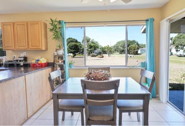 Building Photo - 250 SW Homeland Rd