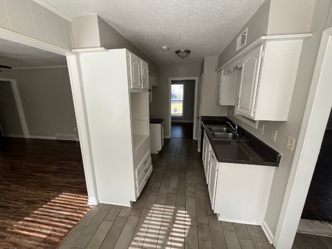 Building Photo - Spacious 4BR/2BA Memphis Home | 1,913 Sq Ft, Hardwood Floors, Brick Fireplace & Fenced Yard