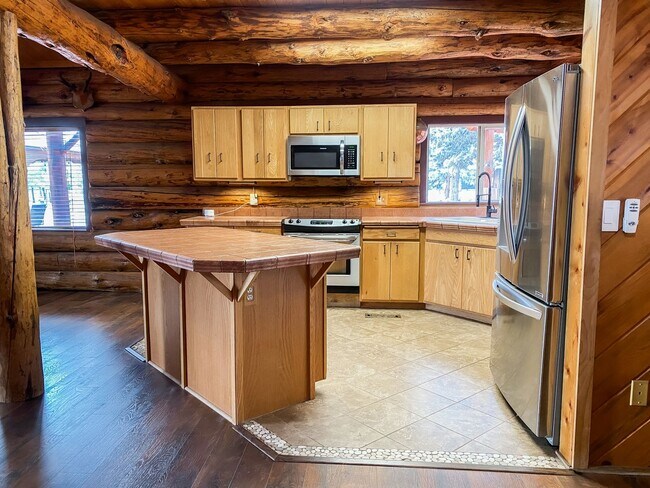 Building Photo - Beautiful Custom Log Home in Squaw Creek C...