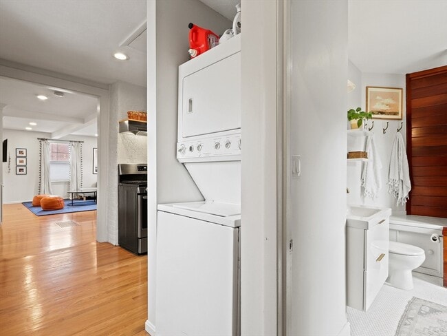 Building Photo - 8 Webster St