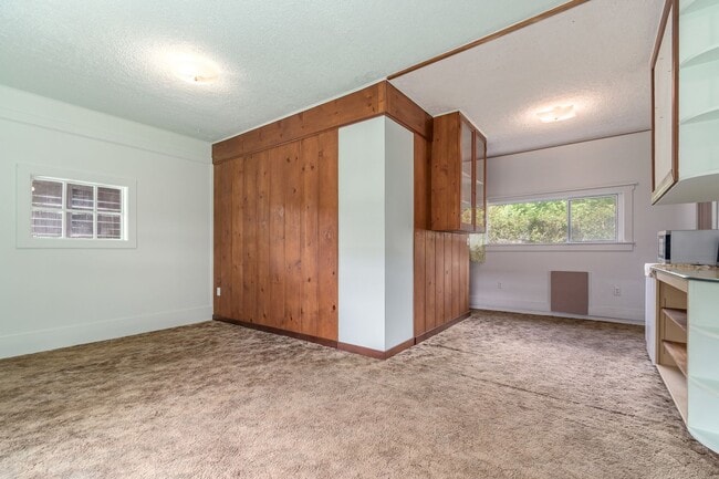Building Photo - Home for Rent in Roseburg
