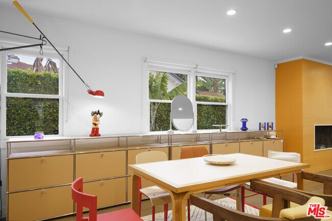 Building Photo - 848 N Las Palmas Ave