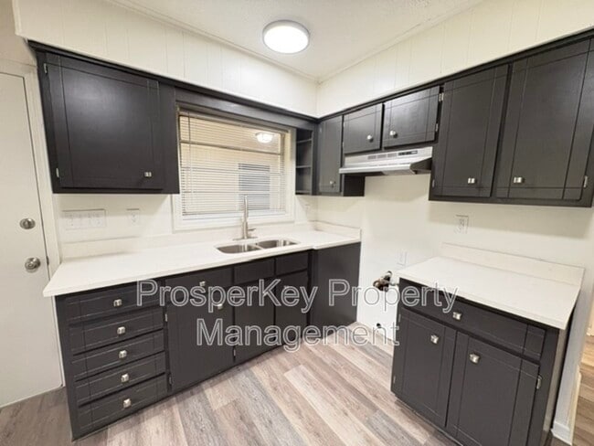 Building Photo - 2127 Wellborn Dr