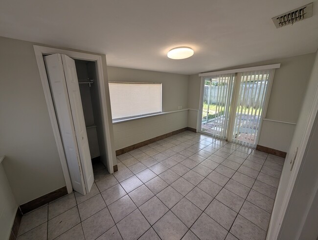 Building Photo - 10828 Hillcrest Ave