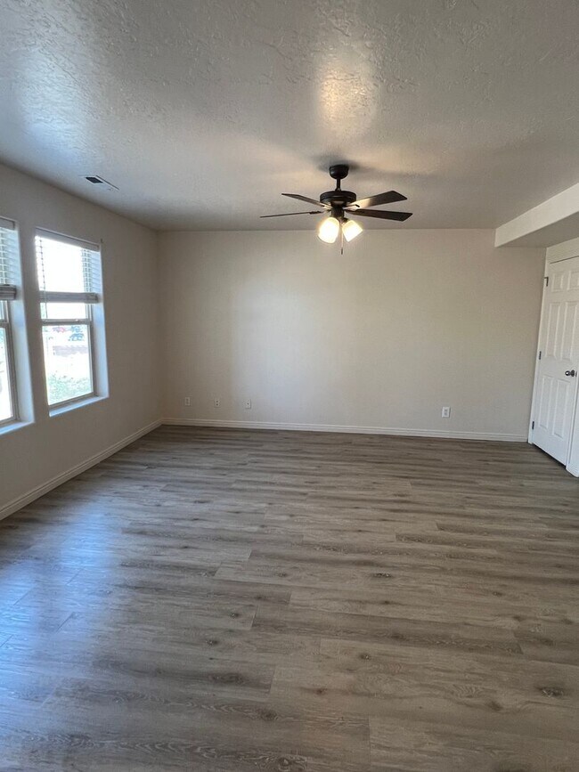 Building Photo - Oversized Townhome in Town!