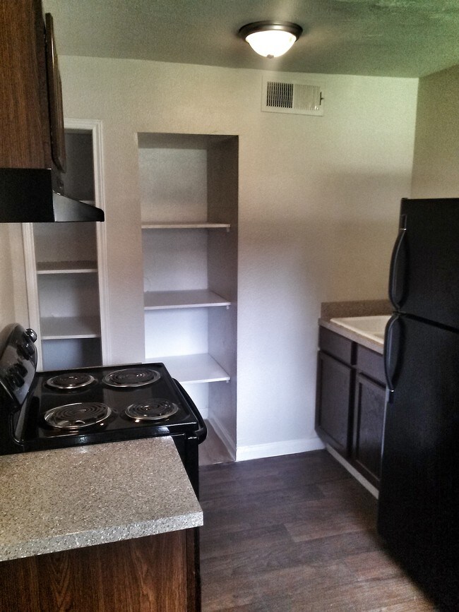 Building Photo - 5610 Royal Palms St