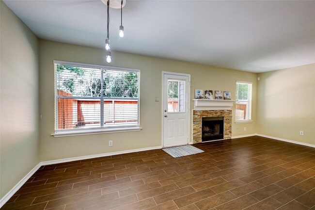 Building Photo - 117 N Villa Oaks Dr