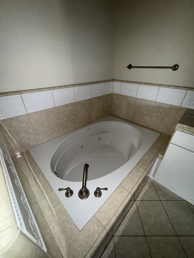 Building Photo - FIRST MONTH FREE RENT Luxurious 4-Bed, 4-B...