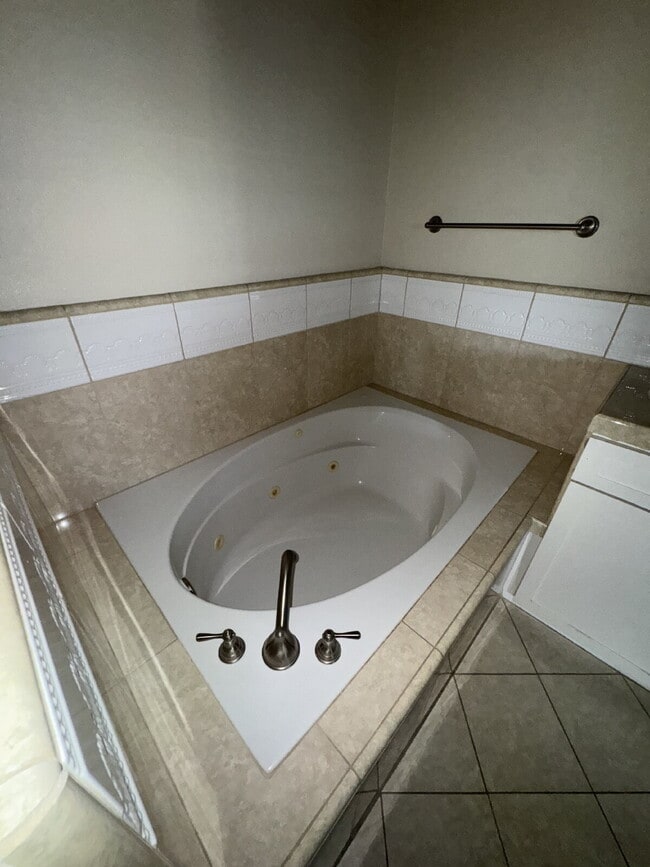 Building Photo - Luxurious 4-Bed, 3.5-Bath Retreat in Chowchilla - Spacious 2,379 Sq Ft Home Awaits!