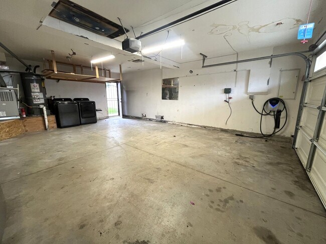 Building Photo - 4 bedroom, 2.5 bathroom home in a gated Riverside community!