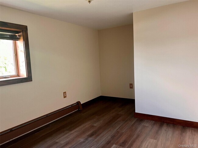 Building Photo - 2 Oak St