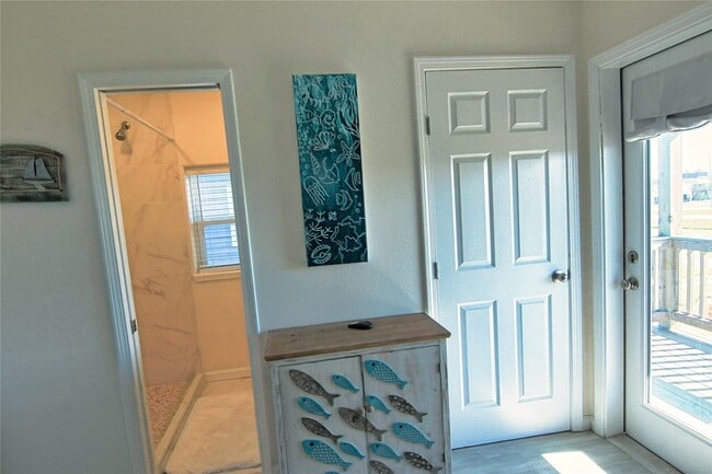 Building Photo - 14146 Miramar Dr