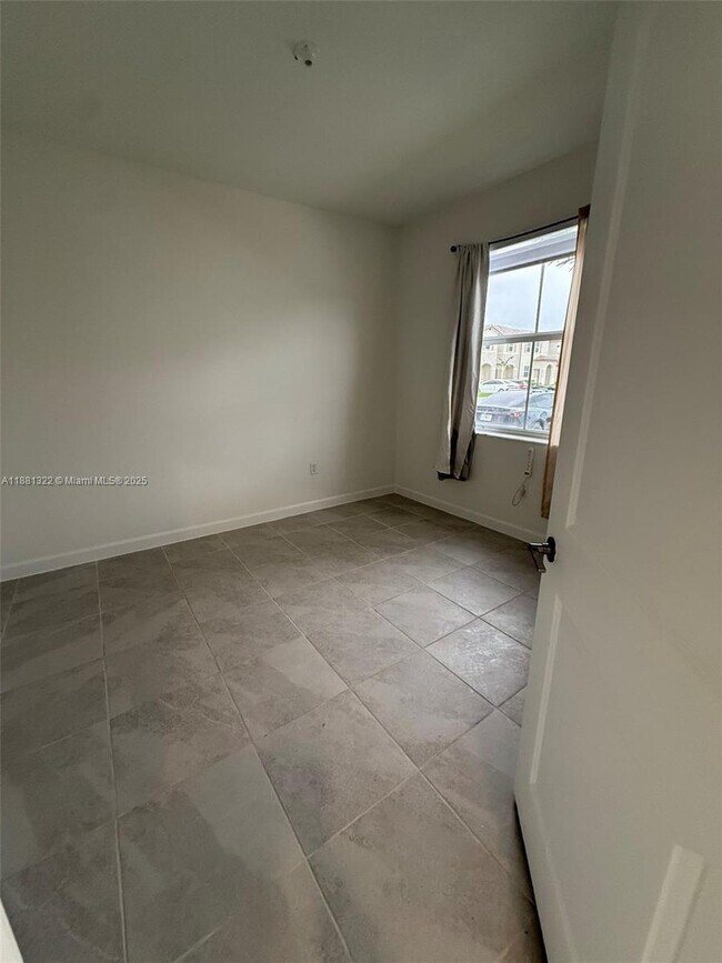 Building Photo - 2582 SE 29th St