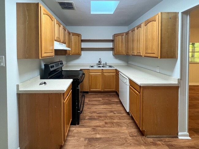 Building Photo - Pet Friendly 4BR/2BA Home Near UF Available for Fall 2026!