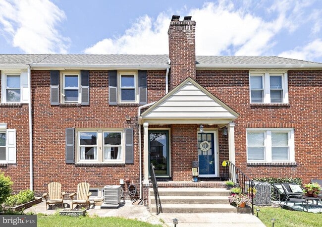 Primary Photo - 17 Dowling Ave
