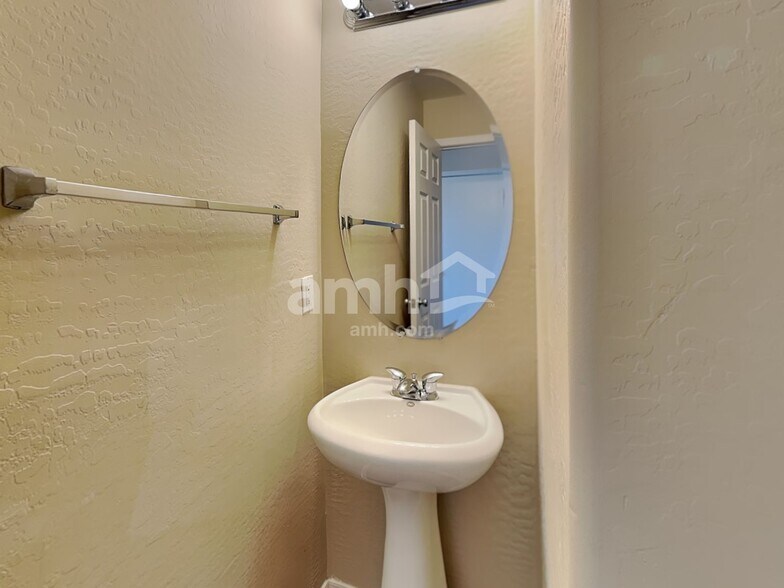 Building Photo - 2063 S Starling Dr