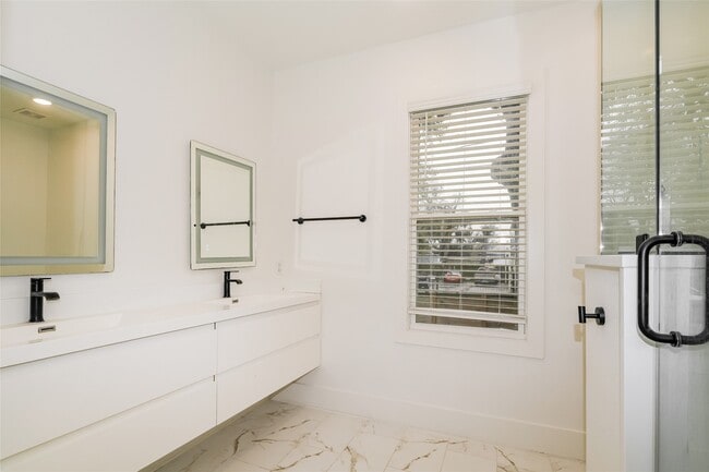 Building Photo - 231 Grace St