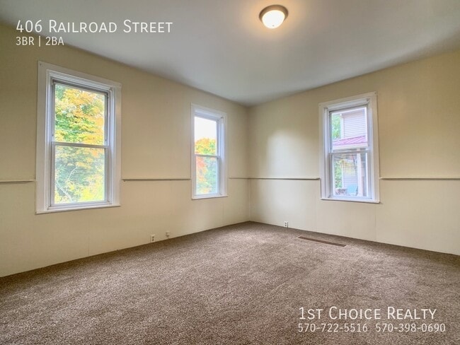 Building Photo - 406 Railroad St